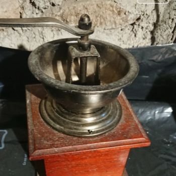 Antico macinacaffè manuale in legno