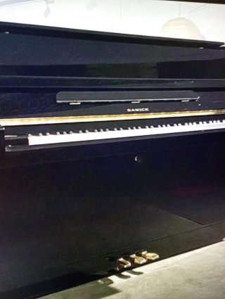 Piano Samick Negro vertical