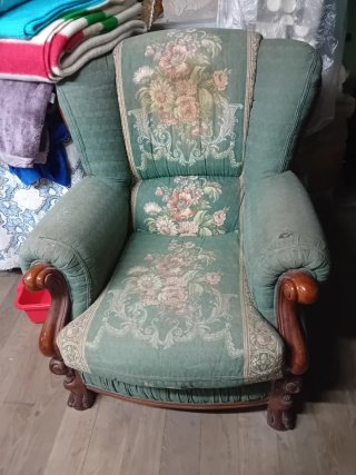Sillón verde floral de tela y madera