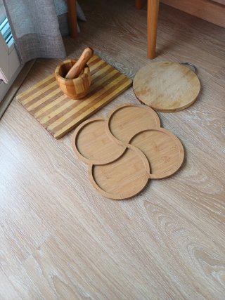 Lote cocina madera: mortero, tabla y posavasos