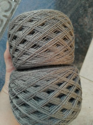 258gr. 2 Ovillos de lana gris