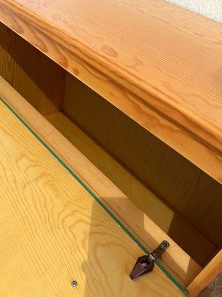 Escritorio de madera con cajones y un gran baúl