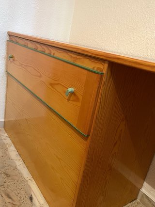 Escritorio de madera con cajones y un gran baúl