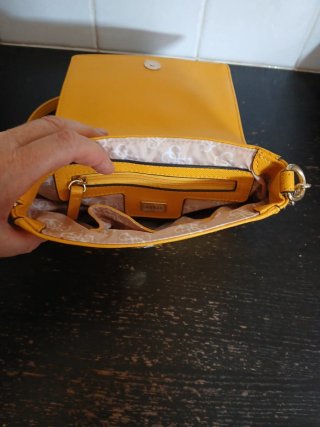 Bolso Guess Amarillo Cadena