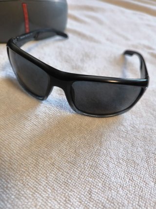 Gafas de sol Prada negras con detalles rojos