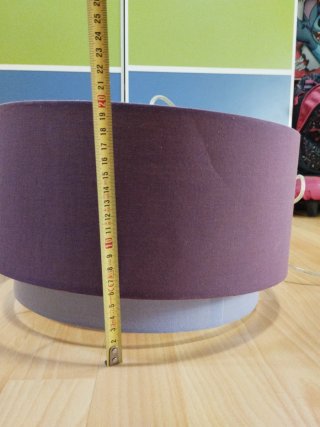 Lámpara de techo morada y blanca