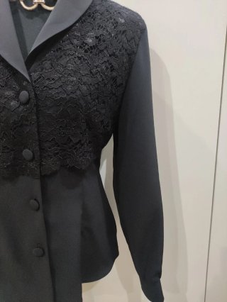 Blusa negra con encaje