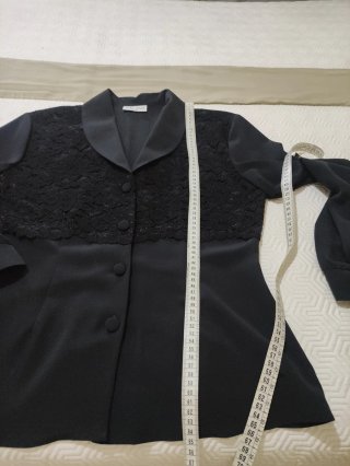 Blusa negra con encaje