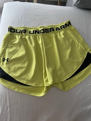 Pantalón corto deportivo Under Armour amarillo