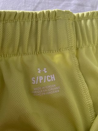 Pantalón corto deportivo Under Armour amarillo