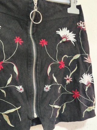 Falda corta floral Zara
