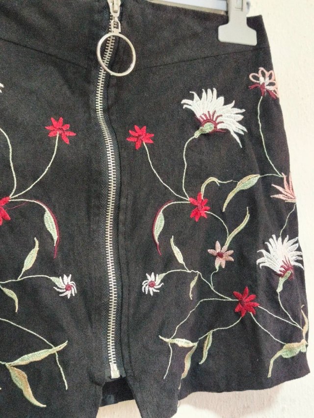 Falda corta floral Zara