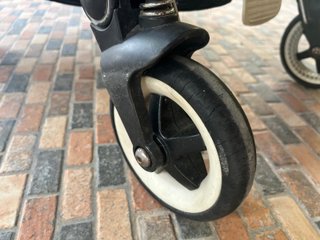 Bugaboo Bee negro con capazo y silla. Buen estado