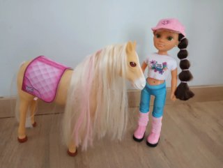 Nancy con caballo grande y accesorios