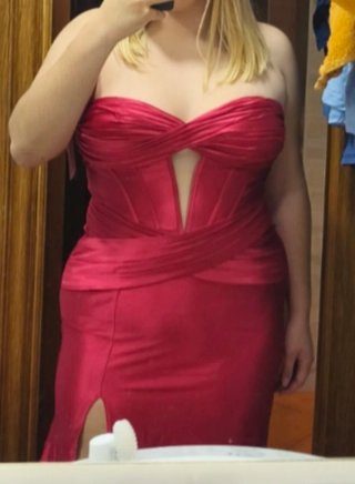 Vestido de fiesta rojo con abertura