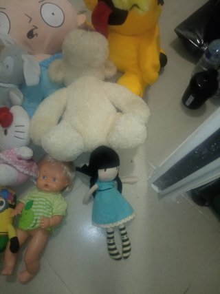 Lote de muñecos y peluches variados