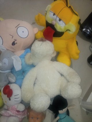 Lote de muñecos y peluches variados