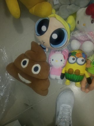 Lote de muñecos y peluches variados