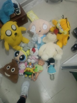 Lote de muñecos y peluches variados