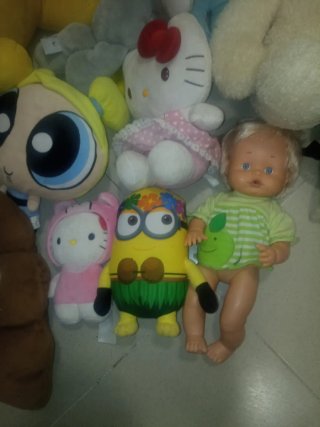 Lote de muñecos y peluches variados