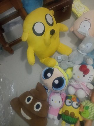 Lote de muñecos y peluches variados