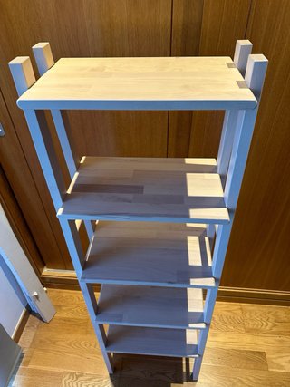 Estantería de madera beige