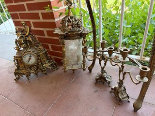 Reloj de sobremesa y candelabro de bronce
