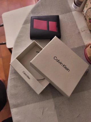 Cartera Calvin Klein Negra y Roja