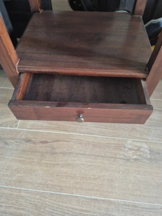 Mesita de entrada de madera. Para restaurar.