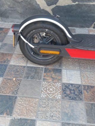 Patinete Eléctrico Negro y Rojo