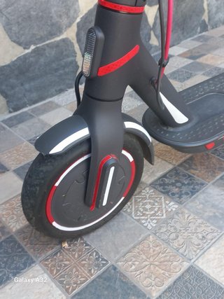 Patinete Eléctrico Negro y Rojo