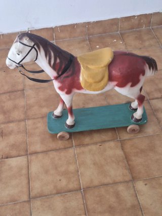 Caballo antiguo de cartón piedra con ruedas