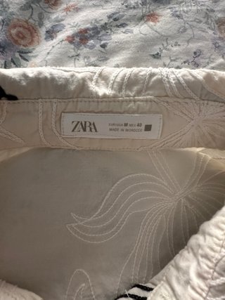 Camisa Zara bordada floral manga corta