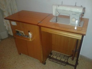 Máquina de coser Sigma con armario