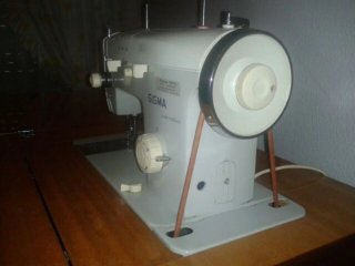 Máquina de coser Sigma con armario