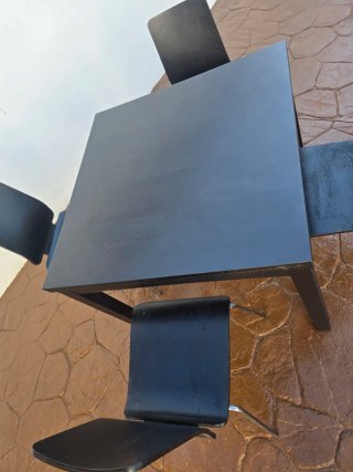 Mesa de comedor negra con 4 sillas