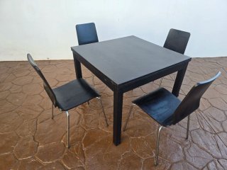 Mesa de comedor negra con 4 sillas