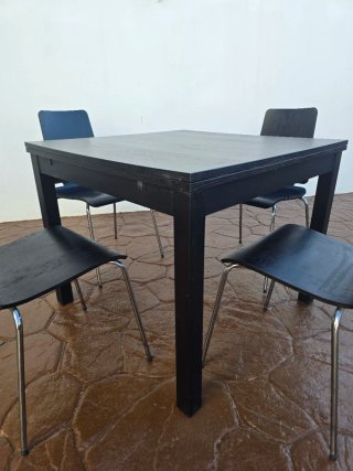 Mesa de comedor negra con 4 sillas