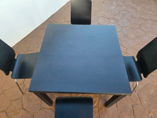 Mesa de comedor negra con 4 sillas