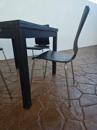 Mesa de comedor negra con 4 sillas
