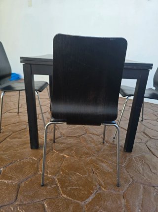 Mesa de comedor negra con 4 sillas