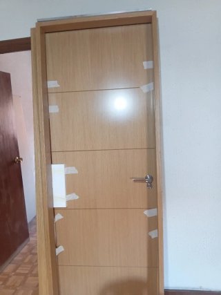 Seis puertas de madera