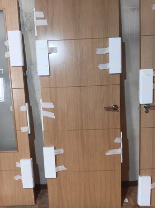 Seis puertas de madera