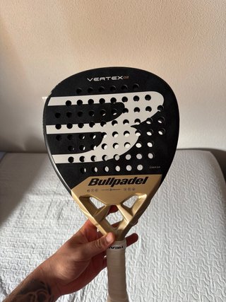 Pala Bullpadel Vertex 02 Negra y Dorada