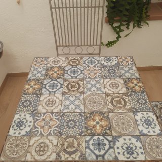 Mesa y 2 sillas de hierro con baldosas