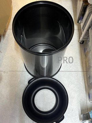 Cubo de basura redondo abierto Amazon Basics