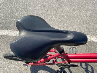 Bicicleta Orbea Katu burdeos con cesta de carga
