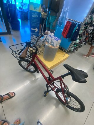 Bicicleta Orbea Katu burdeos con cesta de carga