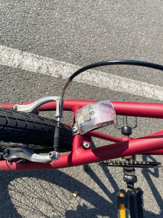 Bicicleta Orbea Katu burdeos con cesta de carga