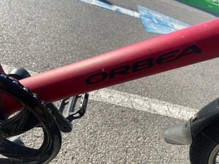 Bicicleta Orbea Katu burdeos con cesta de carga